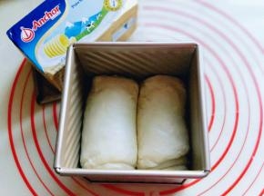 将整形好的吐司胚放水立方模具中， 放入烤箱进行二次发酵。