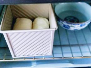 约35分钟左右，二次发酵完成。(发酵的特别好) 烤箱170度预热5分钟 将烤网放在底层，把水立方模具放在烤网上，盖上盖子170度烤30-35分钟，