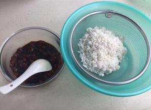 糯米提起泡水2小时。猪肉切丁加入调料拌匀腌制30分钟