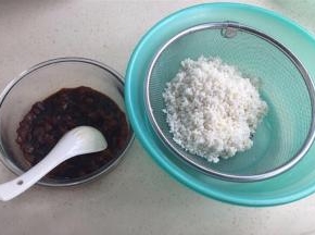 糯米提起泡水2小时。猪肉切丁加入调料拌匀腌制30分钟