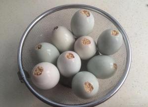 然后把糯米和肉塞进去，塞满