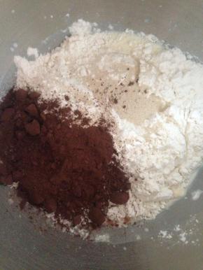 除黄油以外的面包材料倒入搅面缸里 揉成团