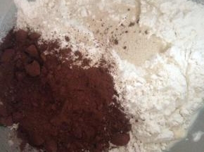 除黄油以外的面包材料倒入搅面缸里 揉成团