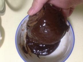 用面包胚粘上融化的巧克力