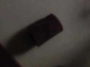 从有巧克力的一边卷起 既要把巧克力包紧  又不能卷的太紧