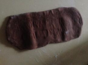 把面团擀开成5MM厚的片 去掉四边