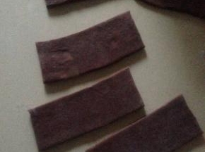 用快刀切成8厘米宽的长条