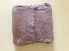 边缘捏紧 包好  再把包好的面胚擀开