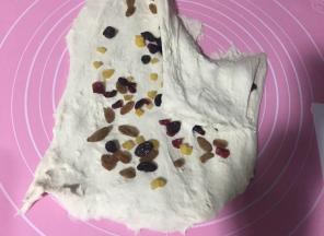 加入果干揉匀。