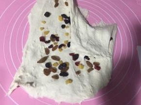 加入果干揉匀。