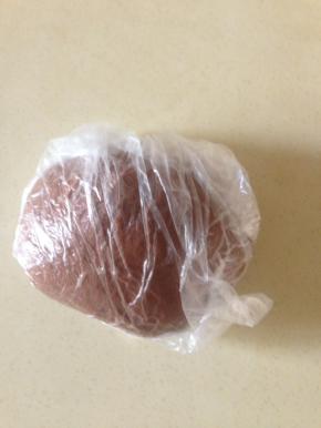 取出揉好的面团 用保鲜膜包好 入冰箱冷藏一小时