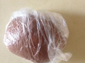 取出揉好的面团 用保鲜膜包好 入冰箱冷藏一小时