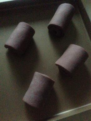 所有的面胚卷好 摆在烤盘上