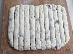 转90度，放到撒了粉的砧板上，用刀切成12条