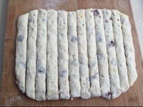 转90度，放到撒了粉的砧板上，用刀切成12条