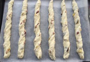 扭几扭，放入烤盘。两头摁一下，防止反弹。（两个烤盘哦）