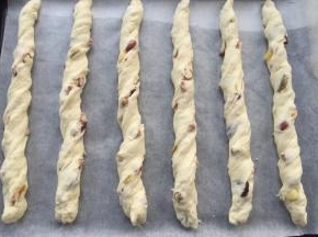 扭几扭，放入烤盘。两头摁一下，防止反弹。（两个烤盘哦）