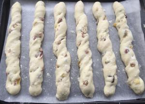 放入烤箱发酵到1.5倍后。喷点水，撒上些面粉。（另一个烤盘可以室温发酵，争取一个烤的时间差）