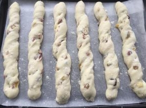 放入烤箱发酵到1.5倍后。喷点水，撒上些面粉。（另一个烤盘可以室温发酵，争取一个烤的时间差）