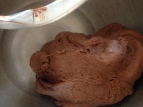 加黄油揉至光滑