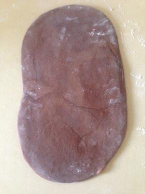 冷藏的面团取出擀开 到比黄油片略宽 两倍长