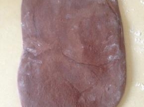 冷藏的面团取出擀开 到比黄油片略宽 两倍长