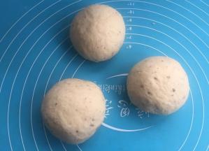 排气后，分成均匀3团。松弛10分钟