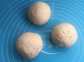 排气后，分成均匀3团。松弛10分钟