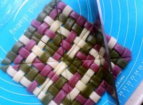 再在三角形的中位线切开。