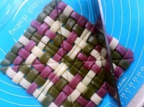 再在三角形的中位线切开。