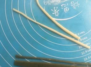 用剩余的条再切细（0.3）。