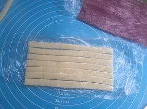 擀开成0.3cm厚的薄片。切成宽0.8cm，长12cm左右的条