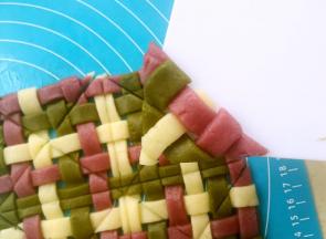 用刮刀挑起三角块放入烤盘