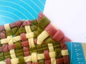 用刮刀挑起三角块放入烤盘