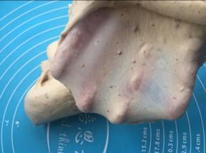 然后和面团材料揉出薄膜