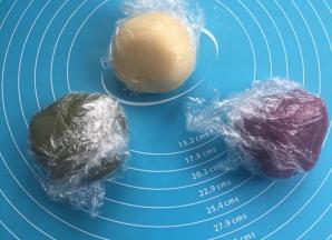三种面团材料分别揉成团，静置15分钟。