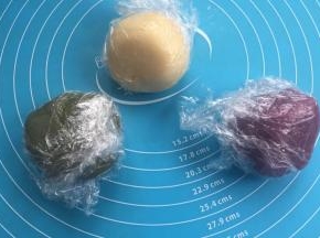 三种面团材料分别揉成团，静置15分钟。
