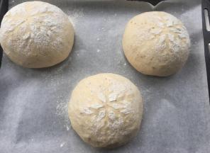 剪一个镂空的雪花纸样。放面团顶部，然后撒面粉。拿掉纸样就成这花纹