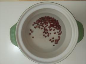 将红豆放入砂锅里，加入2小碗清水。