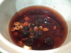 加入莲子、桂圆肉继续煮半小时。