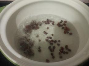 大火煮沸后转小火，加盖煮1小时。