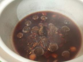 红豆、莲子都软烂了，关火加入适量红糖，加盖焖10分钟至红糖融化。