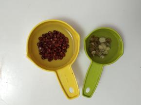 将红豆、莲子分别洗净，用清水泡2小时。