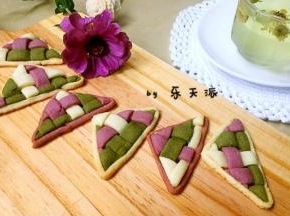 烤箱预热上下火165度，烤16分钟。