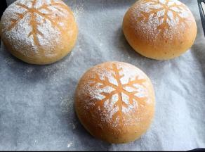 烤箱预热上下火190度，入烤箱前给面团喷点水。烤20分钟出炉