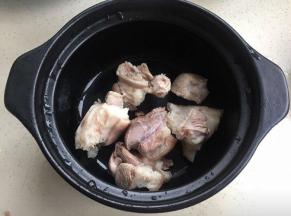 猪蹄冷水下锅，煮沸去浮沫后再洗净。