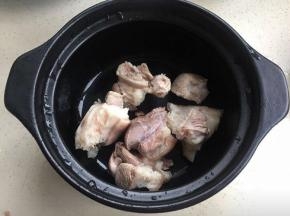 猪蹄冷水下锅，煮沸去浮沫后再洗净。