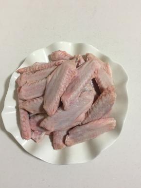 鸭翅放在清水中浸泡出血水，再彻底清洗干净后捞出沥干水份备用！