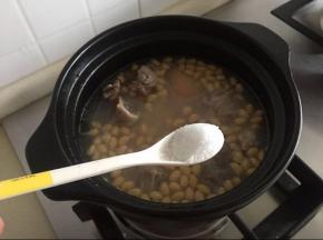 此时放入黄豆和盐