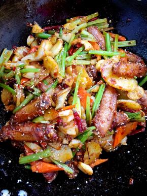 起锅前加入适量的鸡精，香油和白芝麻翻炒均匀即可！